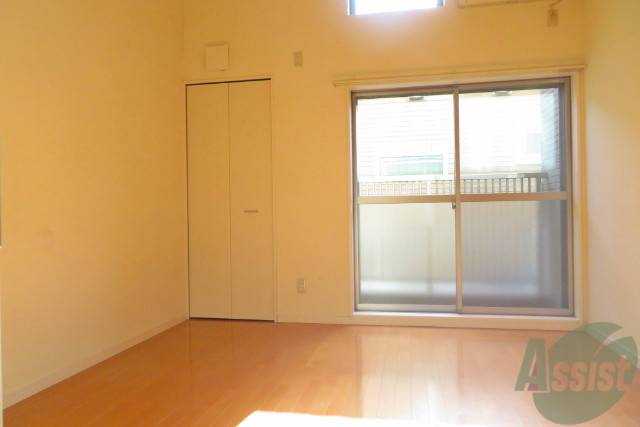 居室・リビング　ロフトがあるお部屋ですが、開放感ある感じですね