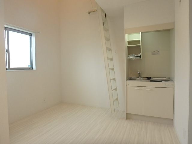 居室・リビング　白を基調にしたお部屋です。