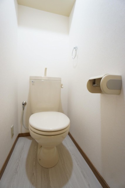 トイレ　写真は１０２号です。別室となりますのでご了承ください。