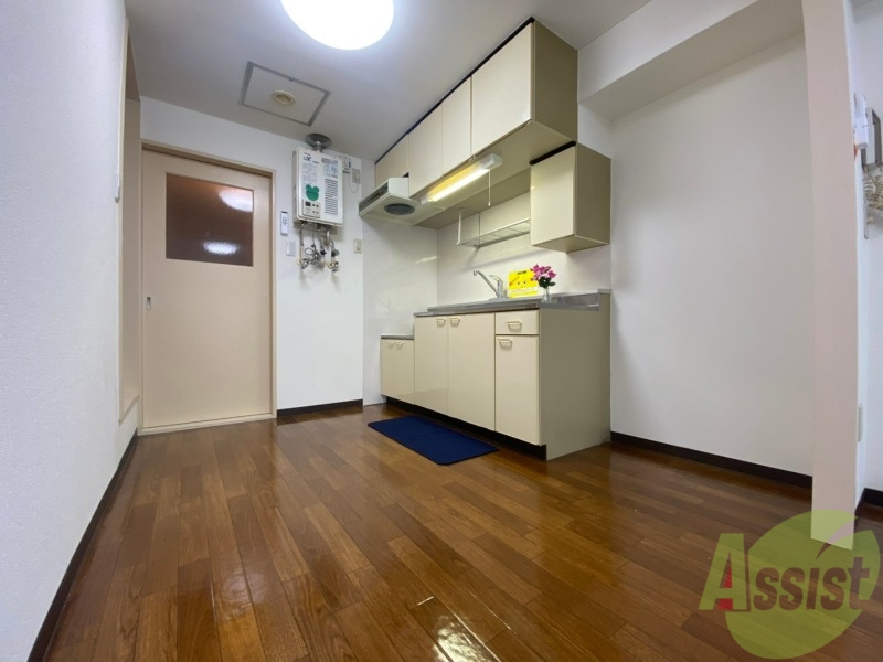 居室・リビング　白さが清潔感を出してくれます。お部屋も明るいですね。