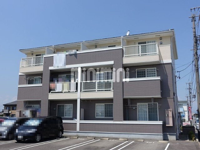 建物外観　２階からはテラスハウスになります！