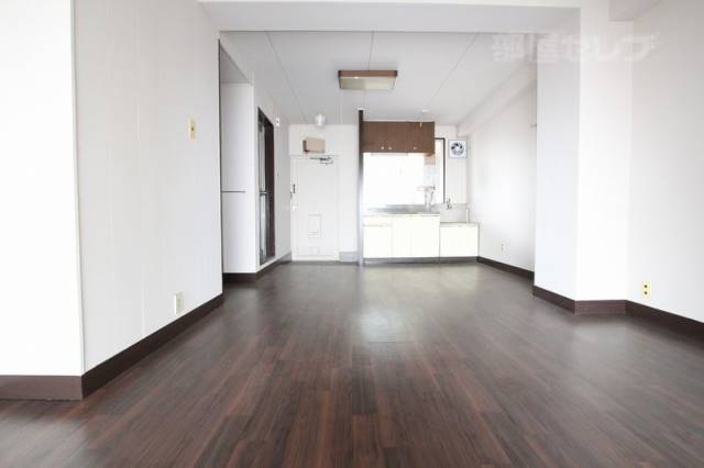 居室・リビング　広々と使えるリビングです　※４０２号の写真です