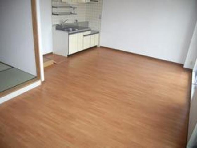 居室・リビング　異なる号室の室内写真です