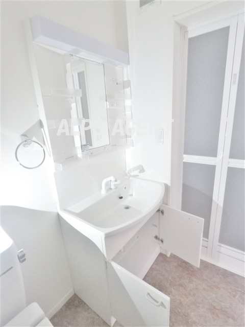 洗面設備　身支度に便利な独立洗面台（同一仕様）