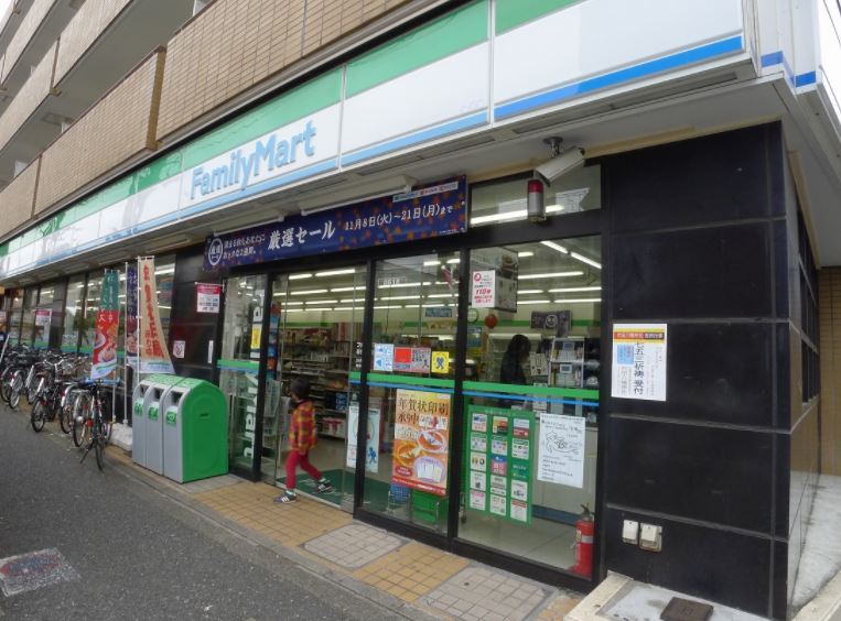 コンビニ　ファミリーマート新代田駅前店（コンビニ）まで36m