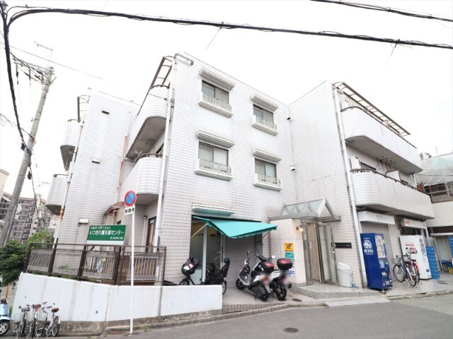 建物外観　鉄筋コンクリート造3階建てのマンション