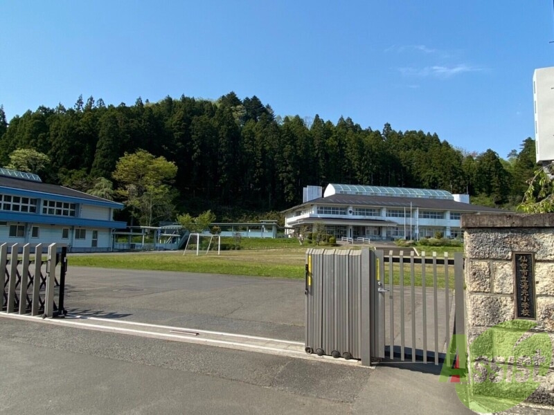 小学校　仙台市立湯元小学校（小学校）まで989m