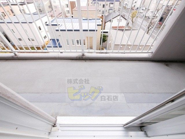 バルコニー　物置・洗濯物干しなど様々な用途で便利です♪