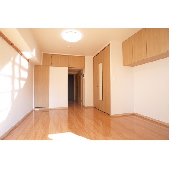 居室・リビング　別部屋同型タイプ・角部屋ですので壁面窓あり