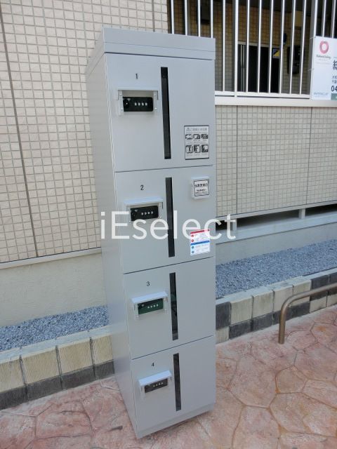 エントランス　宅配ボックス付きでネットショッピングが多い方も便利ですね