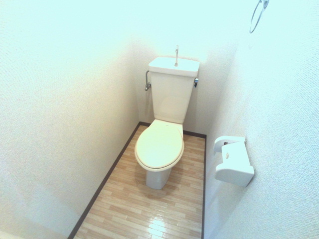 トイレ　改装済みで綺麗なトイレです(ウォシュレットは残置物)