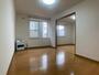 居室・リビング　木目のフローリングは落ち着きのある印象のお部屋になりますね。