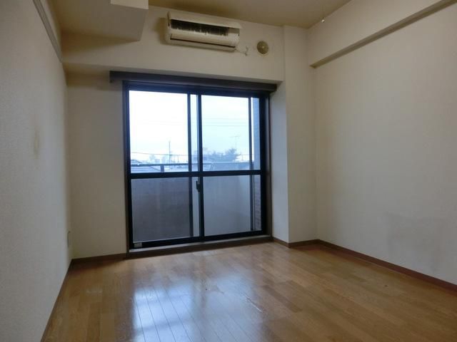居室・リビング　角部屋２面採光の明るいお部屋