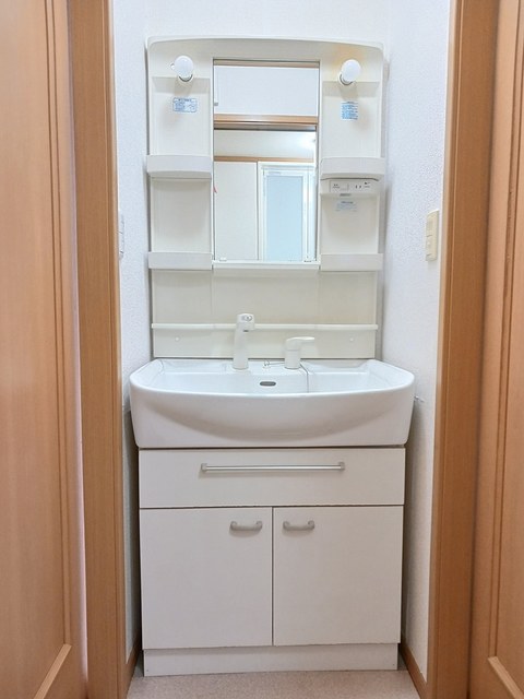 洗面設備　シャワー付き洗面台で朝の準備も楽々♪