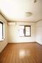 居室・リビング　１階、角部屋のお部屋です
