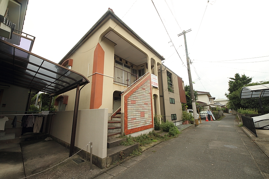 福岡市早良区飯倉のアパートの建物外観