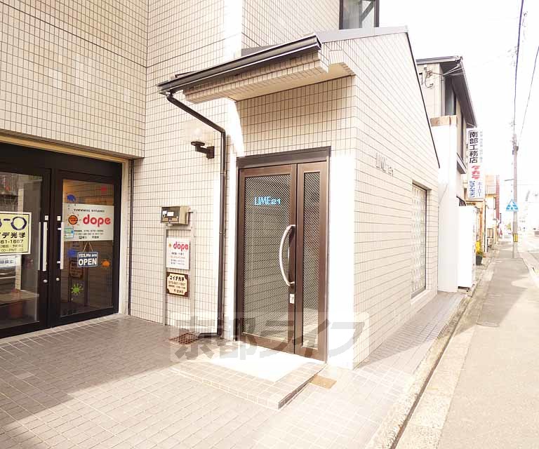 【京都市南区東九条松田町のマンションのエントランス】