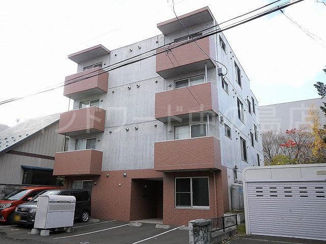 札幌市豊平区平岸五条のマンションの建物外観