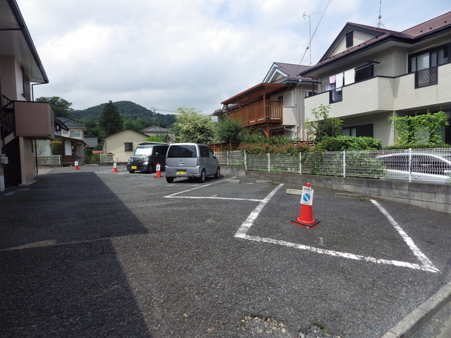 【八王子市下恩方町のアパートの駐車場】