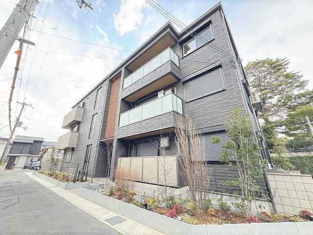 京都市右京区嵯峨天龍寺若宮町のアパートの建物外観