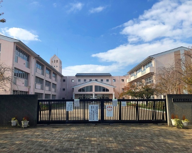 【リリーヒルズの小学校】