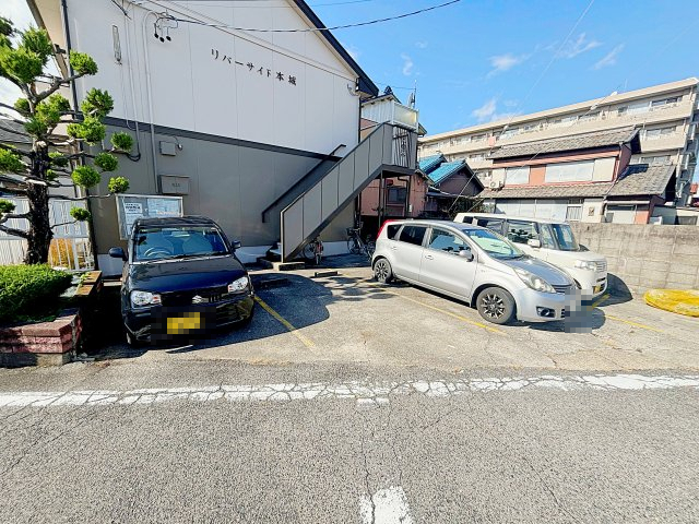 【名古屋市南区本城町のアパートの駐車場】