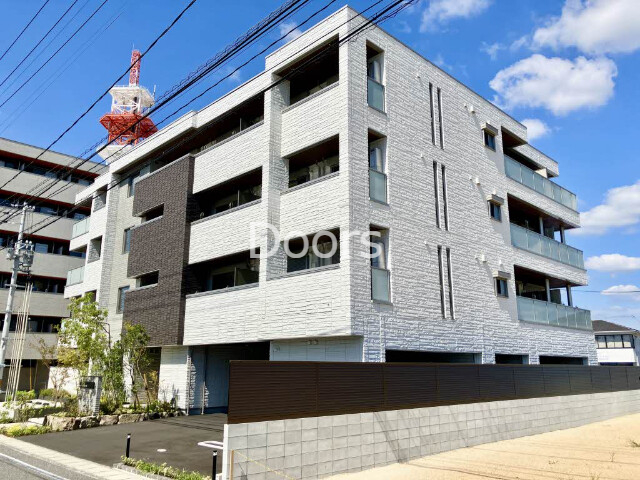 岡山市北区上中野のマンションの建物外観