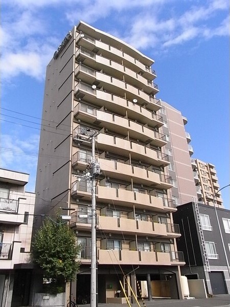 札幌市北区北十五条西のマンションの建物外観