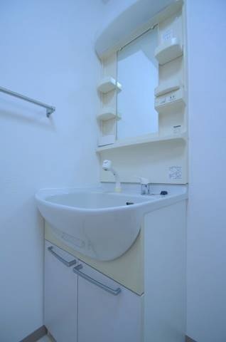 洗面設備　身だしなみを整えるのに便利な洗面台