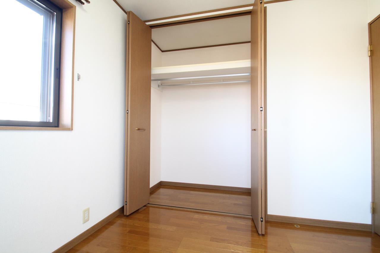 収納　洋室には大きな収納付き！