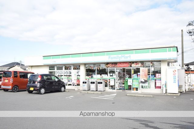 コンビニ　ファミリーマート（コンビニ）まで575m