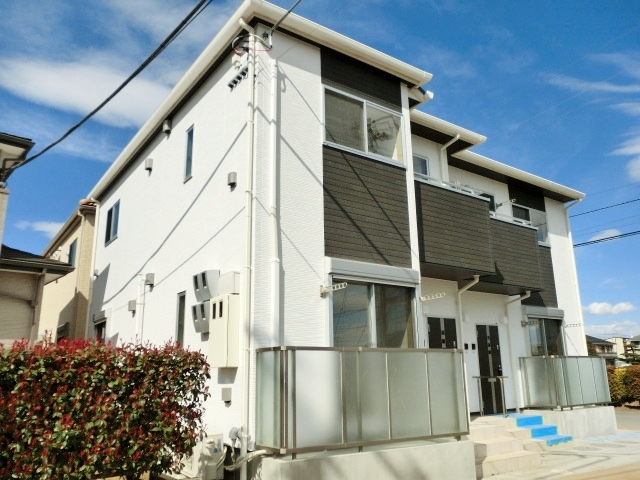 建物外観　南向きのバルコニー前が道路のため、日当り良好