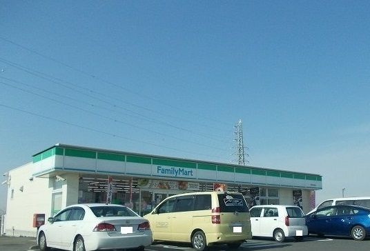 コンビニ　ファミリーマート（コンビニ）まで650m