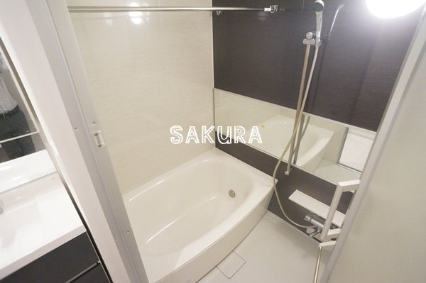 バス・シャワールーム　嬉しい追い焚き・浴室乾燥機付きです♪