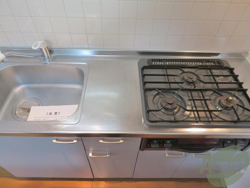 キッチン　でかめのキッチンです。広く使えるので安心です。３口あります。