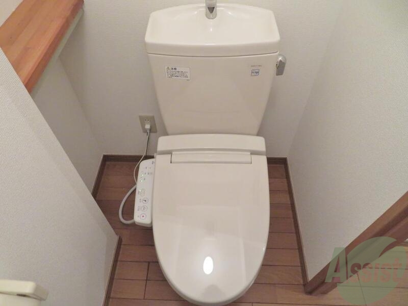 トイレ　各機能付きのトイレになります。便利にお使いいただけます。