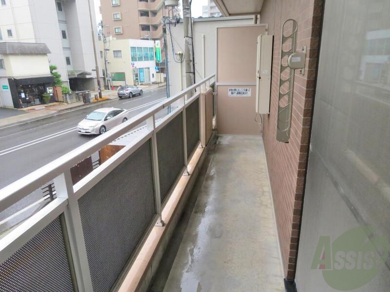 バルコニー　長めのバルコニーです。かなり広いのでのびのび作業できます。