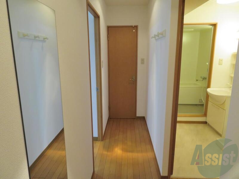 玄関　玄関から一枚です。左がリビングになっております。