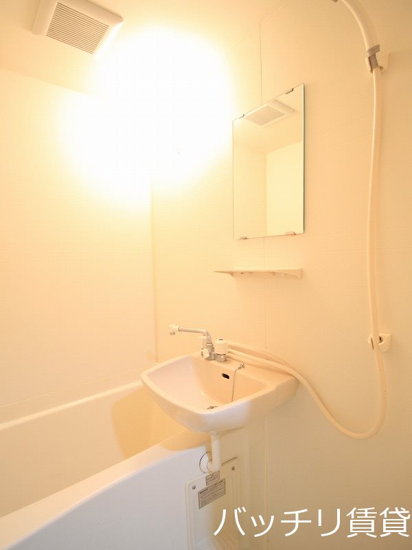 バス・シャワールーム　同型タイプの為、現状を優先致します。