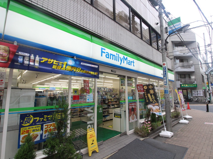 コンビニ　ファミリーマート新宿御苑駅前（コンビニ）まで40m