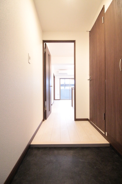 玄関　２０５号室の写真となります。