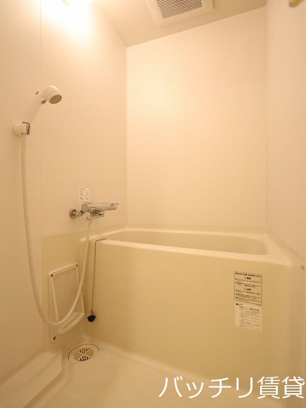 バス・シャワールーム　画像は別号室タイプの為、現状を優先致します。