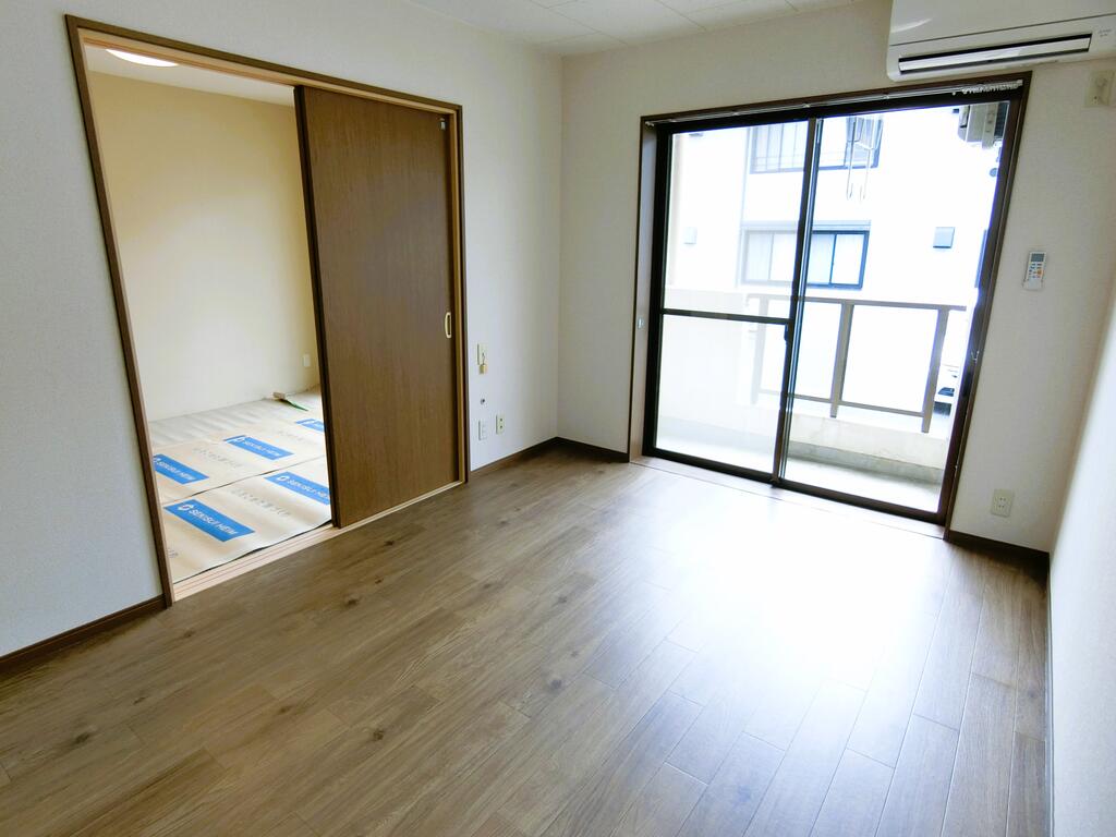 居室・リビング　※写真は別号室のため実際とは異なる場合がございます