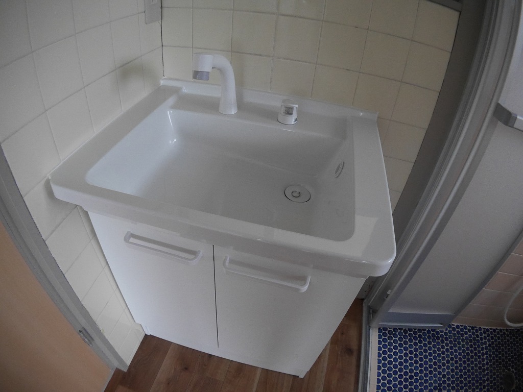 洗面設備　独立洗面台、小物を置くことができて便利です