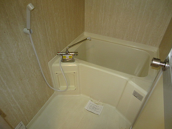 バス・シャワールーム　コンパクトで使いやすいお風呂です