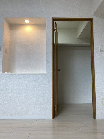 収納　ウォークインクローゼット同物件内別部屋の写真になります※現況
