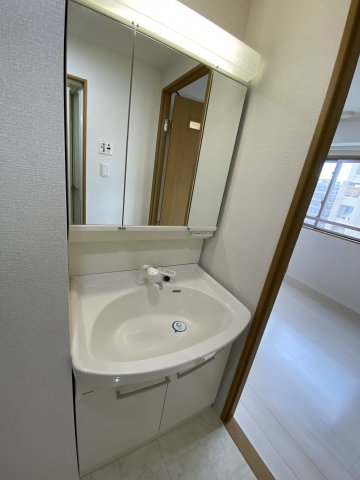 洗面設備　同物件内別部屋の写真になります※現況優先