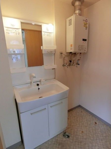 洗面設備　※写真は４階同号室です。