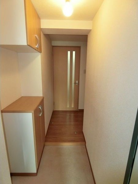 玄関　※写真は４階同号室です。