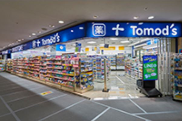 ドラックストア　トモズ 東京オペラシティ店（ドラッグストア）まで671m
